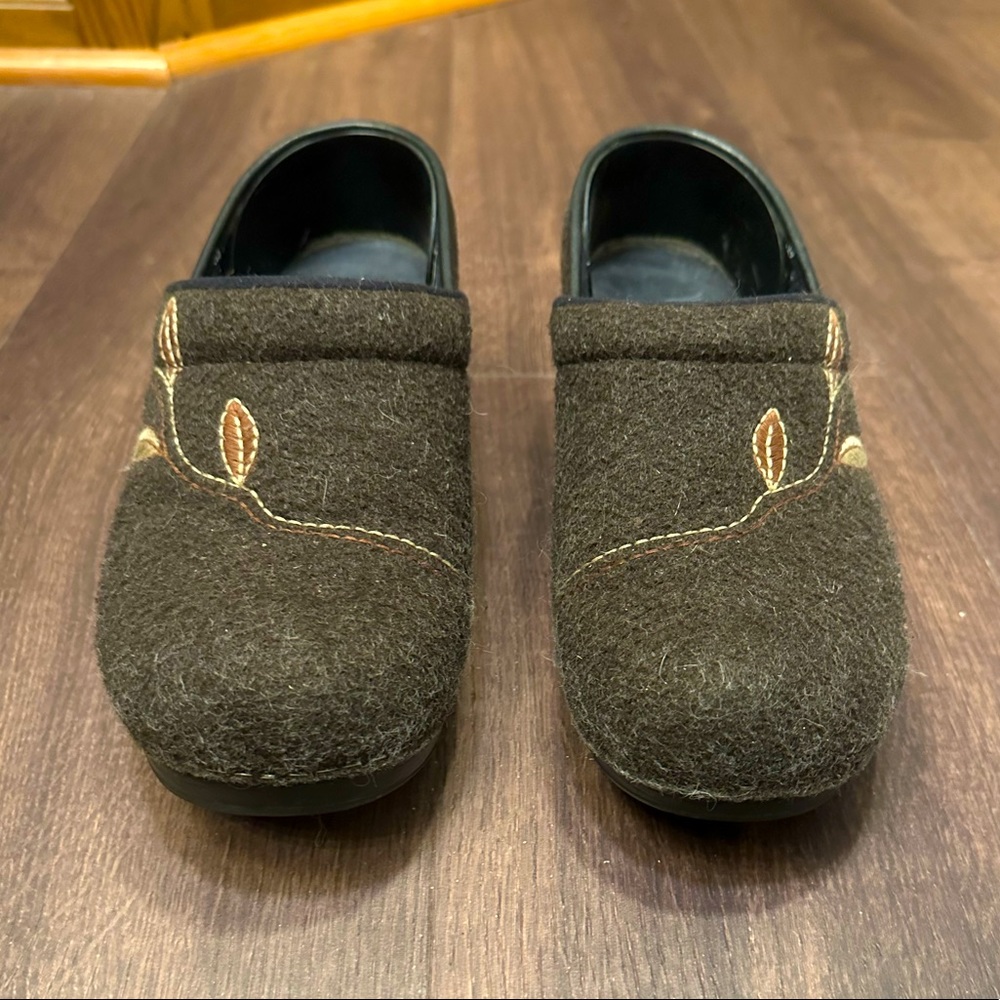 Women’s Dansko size 39 (8.5-9) Brown Wool with Leaves Clogs
